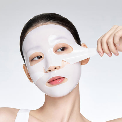 Modelo con la mascarilla hidrogel Nano-Step Collagen de from medi+