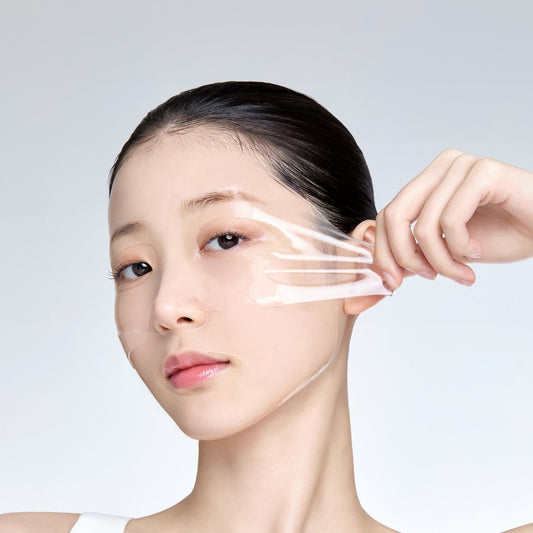Modelo retirando la mascarilla hidrogel Nano-Step Collagen de from medi+