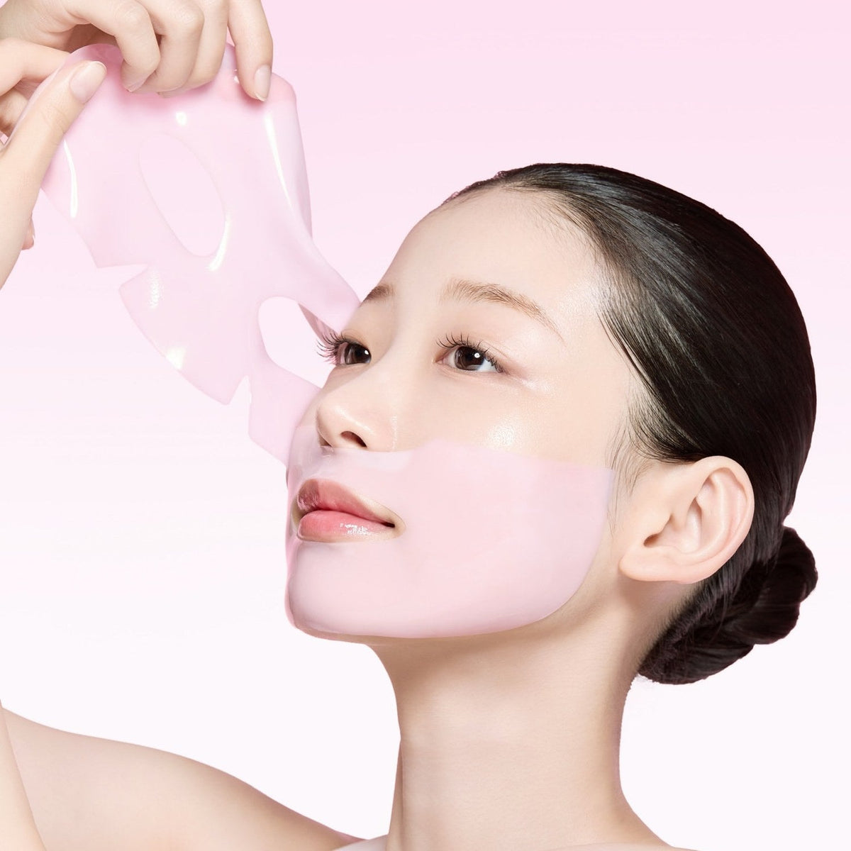 Modelo con la mascarilla hidrogel TXA Niacinamide Brightening Mask de from medi+